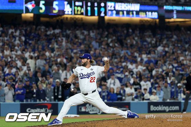 [사진] 월드시리즈 3차전 연장 12회 나선 LA 다저스 클레이튼 커쇼의 현역 마지막 투구. ⓒGettyimages(무단전재 및 재배포 금지)