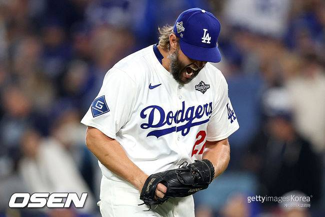 [사진][사진] 월드시리즈 3차전 연장 12회 나선 LA 다저스 클레이튼 커쇼가 2사 만루에서 이닝을 마친 뒤 포효하고 있다. ⓒGettyimages(무단전재 및 재배포 금지)ⓒGettyimages(무단전재 및 재배포 금지)