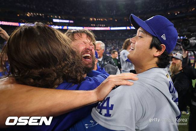 [사진] LA 다저스 클레이튼 커쇼가 월드시리즈 우승 후 오타니 쇼헤이와 기뻐하고 있다. ⓒGettyimages(무단전재 및 재배포 금지)