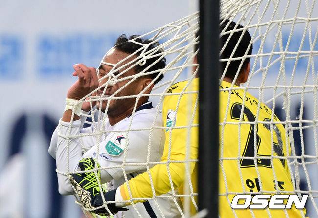 [OSEN= 수원종합운동장, 조은정 기자]2일 수원종합운동장에서 하나은행 K리그1 2025 35라운드(파이널B 2라운드) 수원FC와  대구FC의 경기가 열렸다.홈팀 수원FC는 승점 38(10승 8무 16패) 10위, 원정팀 대구는 승점 28(6승 10무 18패)로 최하위 12위를 기록 중이다.전반 대구FC 지오바니가 슛이 들어가지 않자 아쉬워하고 있다. 2025.11.02 /cej@osen.co.kr