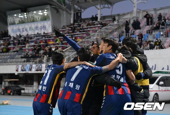 [OSEN=수원종합운동장, 조은정 기자]2일 수원종합운동장에서 하나은행 K리그1 2025 35라운드(파이널B 2라운드) 수원FC와  대구FC의 경기가 열렸다.홈팀 수원FC는 승점 38(10승 8무 16패) 10위, 원정팀 대구는 승점 28(6승 10무 18패)로 최하위 12위를 기록 중이다.후반 수원FC 싸박이 선제골을 넣은 뒤 세리머니를 하고 있다. 2025.11.02 /cej@osen.co.kr