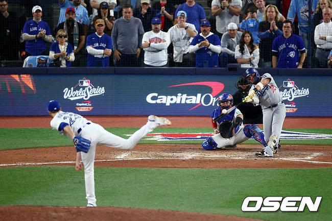 [사진] 토론토 제프 호프먼이 9회 다저스 미겔 로하스에게 동점 홈런을 맞고 있다. ⓒGettyimages(무단전재 및 재배포 금지)