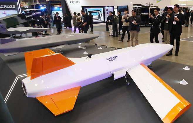 지난 2월 26일 부산 해운대구 벡스코 제1전시장에서 열린 드론쇼코리아에서 관람객들이 대한항공 부스에 전시된 소모성 무인 협동 전투기 ‘KUS-RP’ 등 다양한 드론을 살펴보고 있다. 세계일보 자료사진