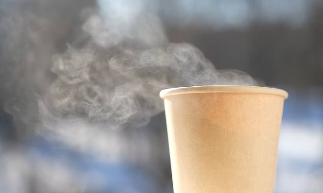 뜨거운 음료가 일회용 종이컵에 담긴 모습. 게티이미지뱅크