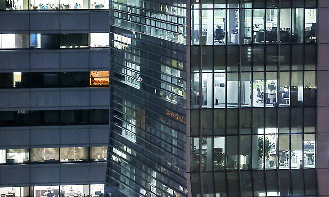 저녁 퇴근길 무렵 기업들이 입주한 서울 시내 사무실에 불이 밝혀져 있다. 뉴스1