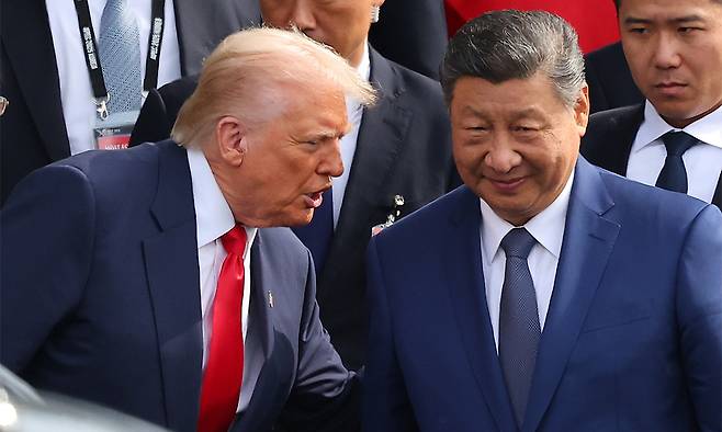 도널드 트럼프 미국 대통령과 시진핑 중국 국가주석이 지난 10월 30일 부산 김해공군기지 의전실 나래마루에서 미중 정상회담을 마친 뒤 회담장을 나서며 인사하고 있다. 연합뉴스