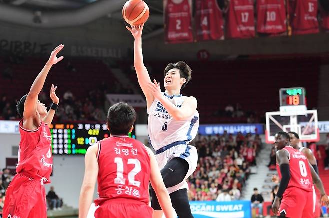 고양 소노 이정현이 2일 안양 정관장아레나에서 열린 2025~26 프로농구 정규시즌 안양 정관장과의 원정 경기에서 슛하고 있다. KBL 제공