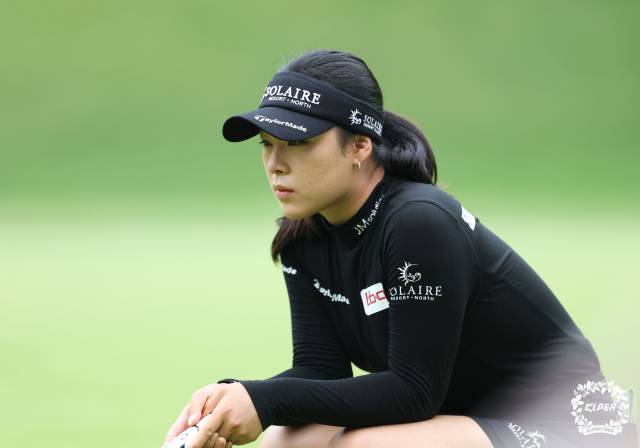 그린을 읽고 있는 윤이나. 사진 제공=KLPGA