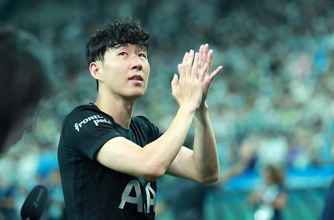 손흥민이 8월 3일 서울월드컵경기장에서 열린 뉴캐슬과 프리시즌 친선전 후반전 도중 교체아웃되며 팬들에게 인사하고 있다. 손흥민의 토트넘 고별전이었다. 뉴시스