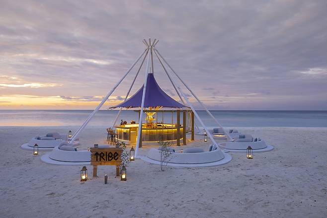 다양한 칵테일 메뉴를 제공하는 해변 레스토랑 겸 바 트라이브. 사진제공|팜투어