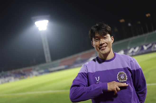 이창용이 지난 1일 울산전이 끝난 뒤 엠블럼을 가리키며 사진을 찍고 있다. 프로축구연맹