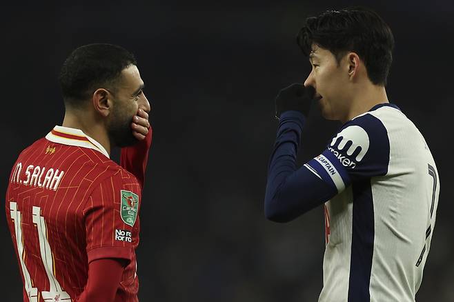 손흥민이 지난 1월 토트넘 시절 리버풀 공격수 무함마드 살라흐와 이야기하고 있다. AP