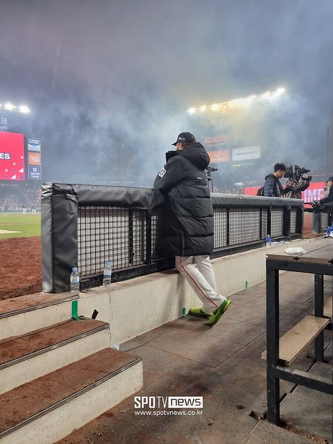 ▲ 마지막까지 한화 더그아웃에 남아 아쉬움과 허탈감을 동시에 드러낸 코디 폰세 ⓒ김태우 기자