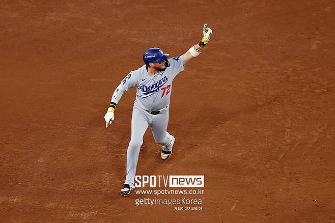 ▲ 로하스의 홈런에 힘입어 기사회생한 다저스는 연장 11회 접전 끝에 결국 월드시리즈 2연패를 달성했다
