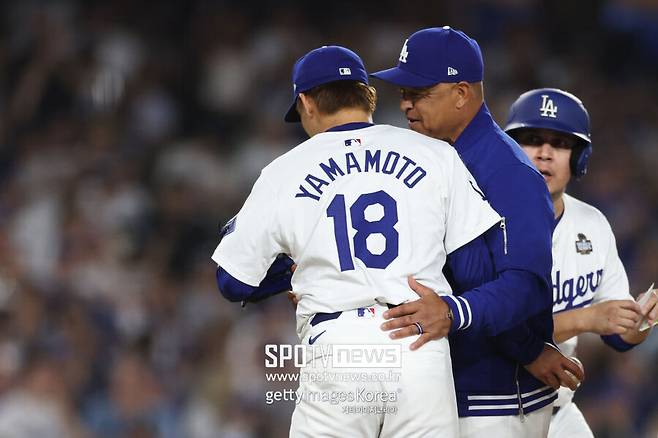 ▲ 야마모토 요시노부와 데이브 로버츠 감독.