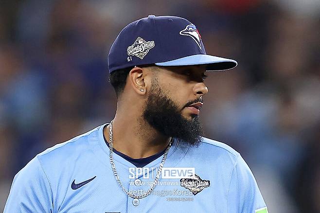 ▲ 월드시리즈 6차전에 등판한 세란토니 도밍게스의 모자에 51이라는 숫자가 쓰여 있다. 베시아의 등번호다.