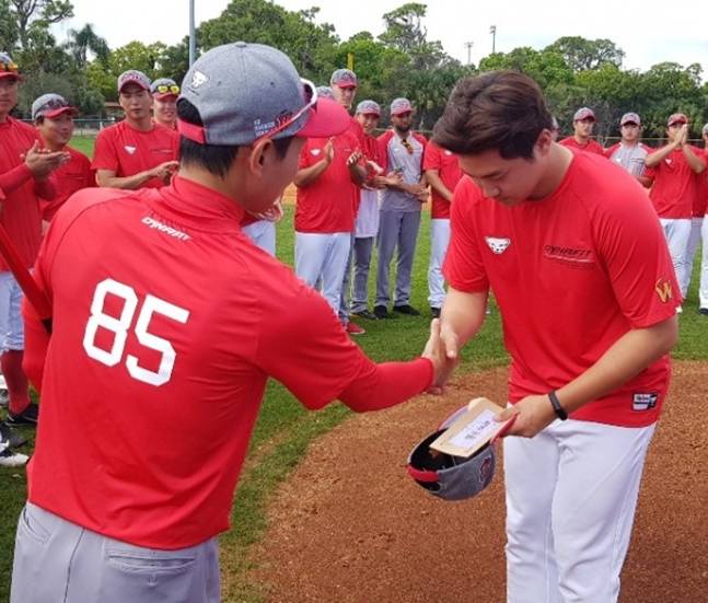 2019년 2월 스프링캠프 MVP 선정으로 서로 악수하는 염경엽 감독(왼쪽)과 박민호. /사진=SK 와이번스