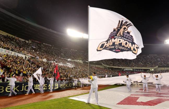 LG 선수단이 1일 서울 잠실야구장에서 열린 2025년 한국시리즈 우승 기념 '한국시리즈 통합우승 IN 잠실' 행사에서 우승 세리머니를 하고 있다. /사진=LG 트윈스 제공