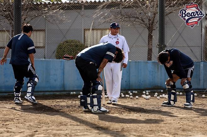 두산 포수들의 미야자키 마무리 캠프 훈련 모습. /사진=두산 베어스 제공