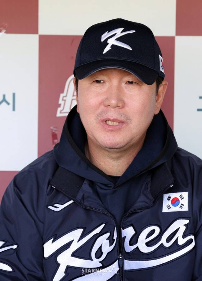 류현진 야구 대표팀 감독이 2일 첫 소집 훈련에 앞서 취재진과 인터뷰를 하고 있다. /사진=강영조 선임기자