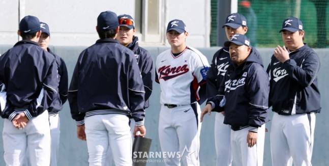 김용일 코치(오른쪽에서 2번째)가 훈련에 앞서 선수단에게 지시 사항을 이야기하고 있다. /사진=강영조 선임기자