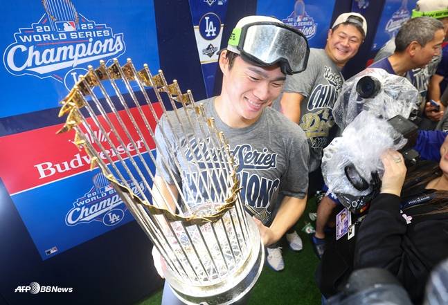 월드시리즈 트로피를 들어올리는 야마모토. /AFPBBNews=뉴스1