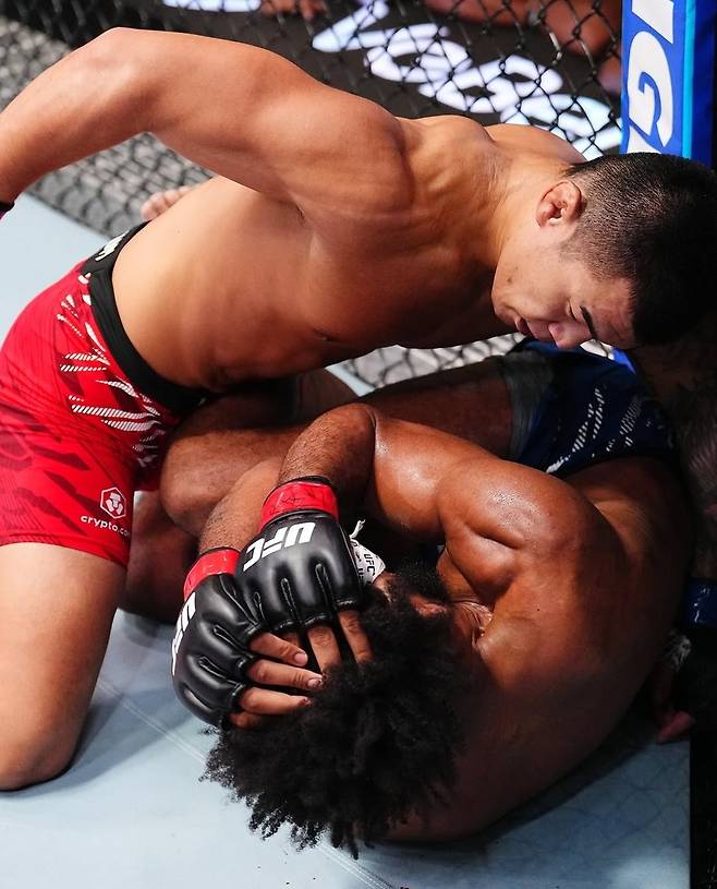 고석현(왼쪽)이 2일(한국시간) 미국 네바다주 라스베이거스 UFC 에이펙스에서 열린 'UFC 파이트 나이트: 가르시아 vs 오나마' 언더카드 웰터급(77.1㎏) 경기 중 필 로를 그라운드에서 제압하고 있다. /사진=UFC 코리아 공식 사회관계망서비스(SNS)