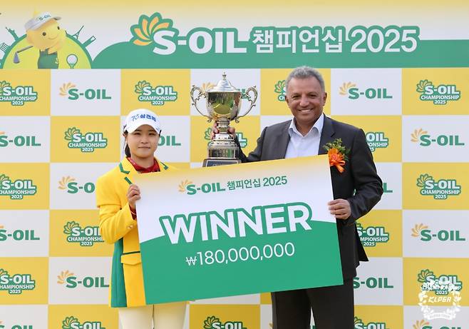 S-OIL 챔피언십 우승 후 기념사진 찍는 고지원(왼쪽). /사진=KLPGA 제공