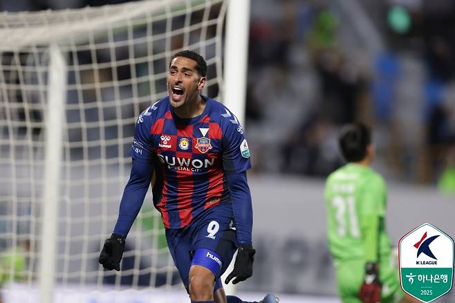 싸박이 2일 오후 4시 30분 수원종합운동장에서 열린 하나은행 K리그1 35라운드(파이널B 2라운드)에서 대구FC를 상대로 득점 후 세리머니하고 있다. /사진=한국프로축구연맹 제공