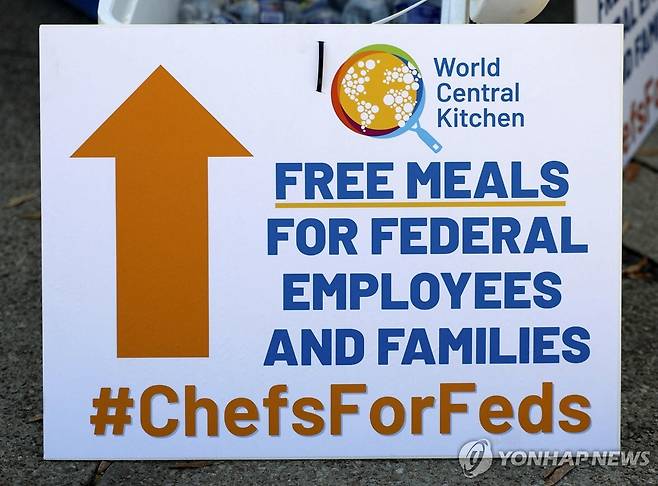 공무원에 무료 급식 제공하는 자선단체 사인 [AFP 연합뉴스 자료사진. 재판매 및 DB 금지]