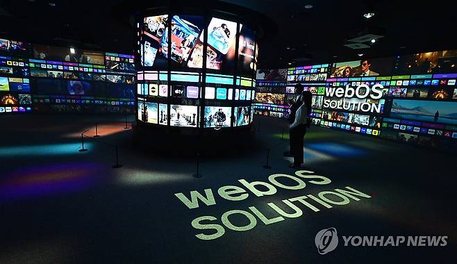 LG전자, 'LG전자 플래그십 D5' 오픈…브랜드 철학과 비전 한 자리서 경험 (서울=연합뉴스) LG전자가 혁신 기술, 브랜드 철학과 비전, 헤리티지를 한자리에서 경험할 수 있는 'LG전자 플래그십 D5'를 21일 오픈한다고 밝혔다. 
    비전홀에서는 투명 OLED를 활용한 조형물로 LG전자의 비전과 바다, 은하수, 스테인드글라스 등 미디어 아트를 선보인다. 2025.8.21 [LG전자 제공. 재판매 및 DB 금지] photo@yna.co.kr