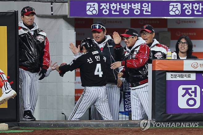 LG 선취점 (대전=연합뉴스) 서대연 기자 = 31일 대전한화생명볼파크에서 열린 2025 프로야구 KBO리그 포스트시즌 한국시리즈 5차전 LG 트윈스와 한화 이글스의 경기.
    1회초 1사 2루 LG 김현수의 1타점 적시타에 홈으로 들어온 신민재가 염경엽 감독의 환영을 받고 있다. 2025.10.31 dwise@yna.co.kr