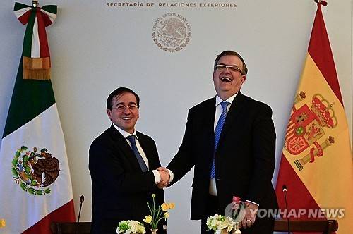 멕시코와 스페인 외무장관들 (멕시코시티 AFP=연합뉴스 자료사진) 2022년 3월 9일 멕시코시티의 멕시코 외무부 청사에서 마르셀로 에브라르드(오른쪽) 멕시코 외무장관이 호세 마누엘 알바레스(왼쪽) 스페인 외무장관과 악수하고 있다. 호세 마누엘 알바레스 외무장관은 2025년 10월 31일 스페인의 아메리카 정복 과정에서 원주민들이 겪은 고통과 불의를 인정하고 유감을 표명했다. (Photo by Pedro PARDO / AFP)