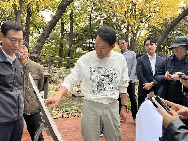남산하늘숲길 코스 안내하는 오세훈 서울시장 (서울=연합뉴스) 김기훈 기자 = 오세훈 서울시장이 10월 29일 남산도서관 옆 소월정원에서 취재진에게 '남산하늘숲길' 코스를 안내하고 있다. 2025.11.2 kihun@yna.co.kr