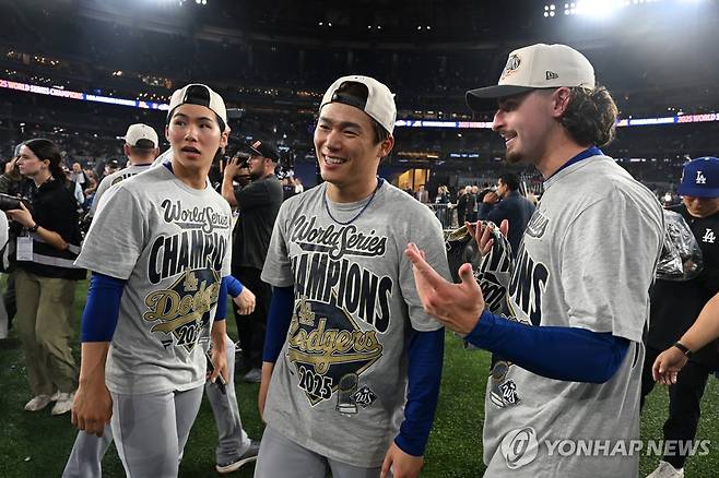 우승을 자축하는 김혜성(왼쪽)과 야마모토 [EPA=연합뉴스]