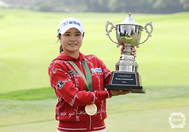 우승 트로피 든 고지원 [KLPGA 제공. 재판매 및 DB 금지]