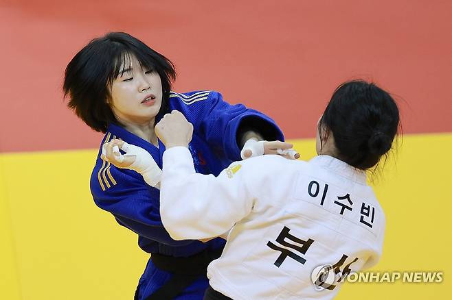 전국체전 출전한 허미미(왼쪽) [연합뉴스 자료사진]