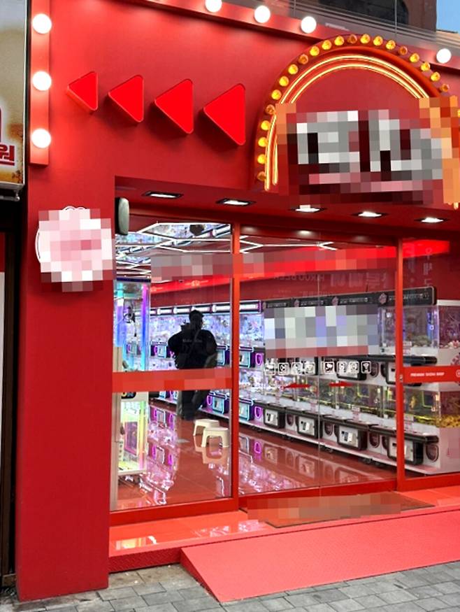 ▲오전 8시 40분경, 수원시 한 상가 거리의 인형뽑기방에서 학생들이 기계를 이용하고 있다. /최준희기자wsx3025@incheonilbo.com