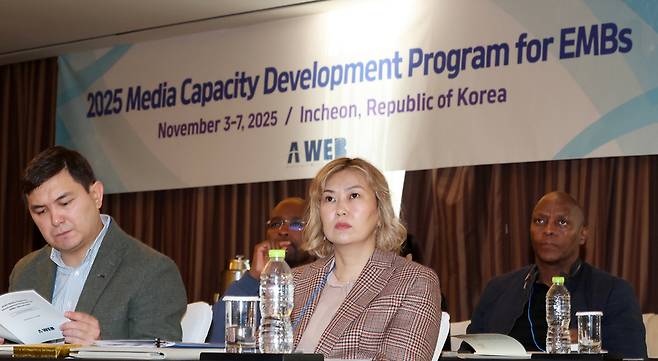 ▲ 3일 인천 연수구 쉐라톤그랜드 호텔에서 열린 '2025년 가짜뉴스 대처를 위한 선거 미디어 역량개발 연수' 개막식에 참석한 대만, 카자흐스탄, 남아프리카 공화국 등 5개국 선거관리기관 교육 및 미디어 담당자들이 교육을 듣고 있다. /이재민 기자 leejm@incheonilbo.com