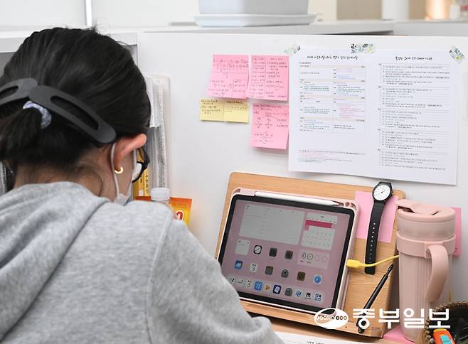26학년도 대학수학능력시험을 열흘 앞둔 3일 오후 수원시 팔달구 한 대학입시 학원에서 수험생들이 자율학습을 하고 있다. 임채운기자