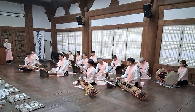 '대전향제줄풍류 보존회' 회원들 연주
