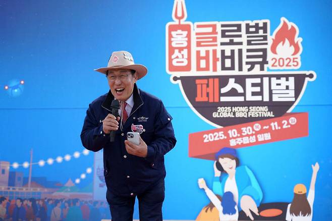 이용록 홍성군수가 2일 홍성글로벌바비큐페스티벌 간이 무대에서 관람객들에게 인사말을 하고 있다.(홍성군 제공)