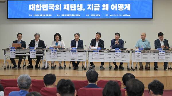 강기정 광주광역시장이 지난 8월 국회에서 열린 '대한민국의 재탄생, 지금 왜 어떻게'를 주제로 한 국회토론회에 참석해 '광주다움 통합돌봄'에 대해 설명하고 돌봄국가책임제 방향성을 제시했다. 광주광역시 제공