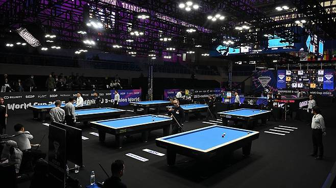 ‘2025 광주 세계3쿠션당구월드컵이 개막한 3일 오후 서구 빛고을체육관에서 선수들이 진지한 표정으로 경기에 임하고 있다. 이번 대회는 세계캐롬연맹(UMB)과 아시아캐롬당구연맹(ACBC)이 공동 주최하고, 대한당구연맹 및 광주시당구연맹이 주관한다. /김애리 기자·조영권 인턴기자