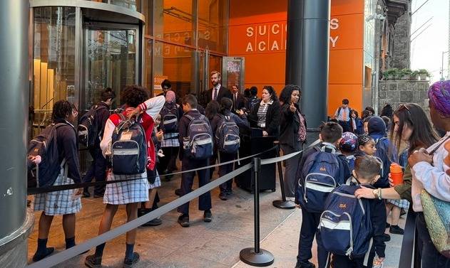 미국 맨해튼 미드타운 웨스트지역 석세스 아카데미(중학교) 학생들이 등교하고 있는 모습.