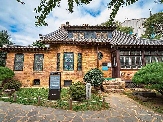 서양식 주택에 서까래와 한식기와를 이은 독특한 형태의 선교사 주택. /한국관광공사 제공