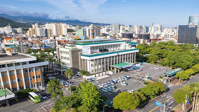 제주도청 청사.