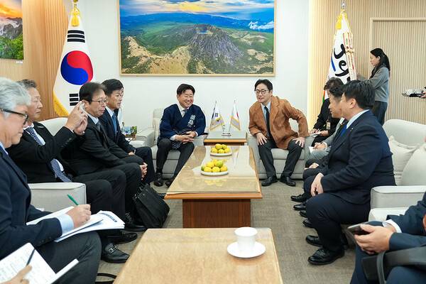 오영훈 제주도지사가 3일 오전 제주도청을 방문한 고토다 마사즈미 도쿠시마현 지사와 관계자들과 면담을 하고 있다.