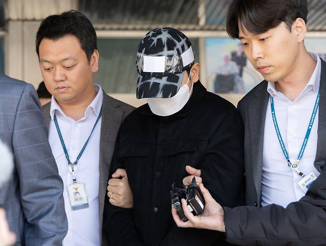 지난해 3월 故 이선균 씨의 수사기록 유출 혐의로 검거 됐을 당시 A 전 경위 모습 (사진/뉴스1)