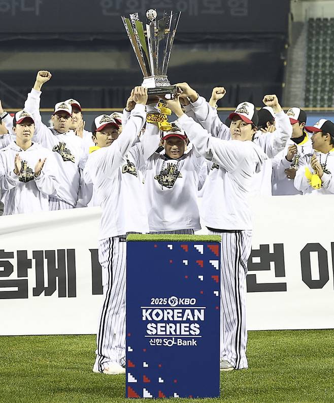 한국시리즈(KS)를 우승한 LG트윈스가 1일 잠실야구장에서 열린 ‘한국시리즈 통합우승 IN 잠실’ 행사에서 챔피언 트로피 퍼포먼스를 하고 있다. 사진=연합뉴스